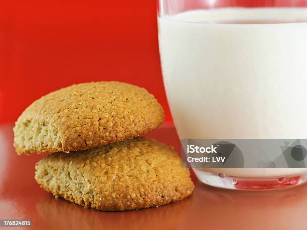 Hausgemachte Hafer Cookies Und Glastasse Milch Stockfoto und mehr Bilder von Backen - Backen, Bildhintergrund, Bildkomposition und Technik