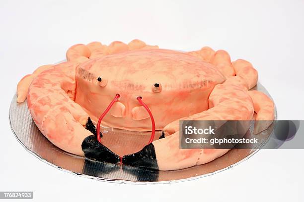 Krab Krój Tort Urodzinowy - zdjęcia stockowe i więcej obrazów Ciasto - Ciasto, Deser, Domowy
