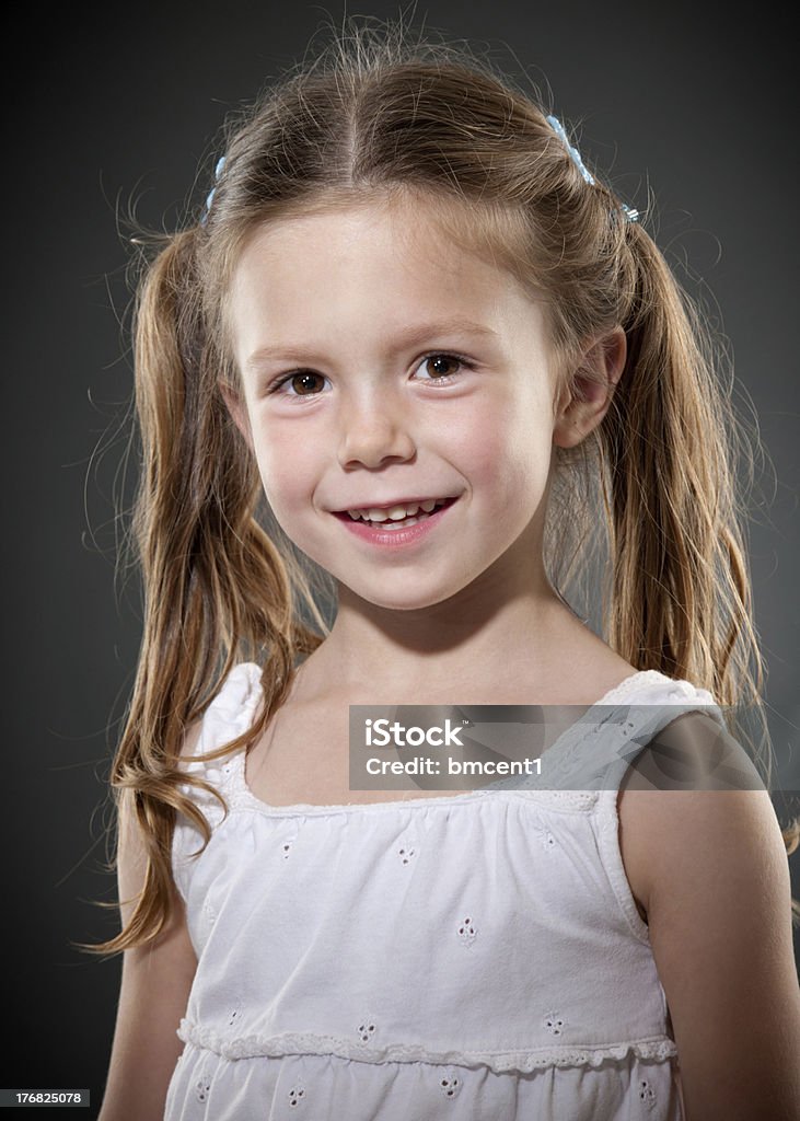 若い女の子ハリウッドスタイルのヘッドショット - グレー背景のロイヤリティフリーストックフォト