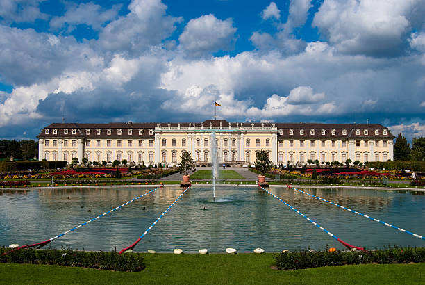 lago na frente do palácio real de - statue architecture sculpture formal garden imagens e fotografias de stock