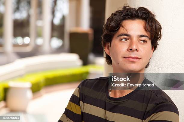 Przystojny Hispanic Młody Dorosły Człowiek - zdjęcia stockowe i więcej obrazów 20-29 lat - 20-29 lat, 30-39 lat, Brązowe włosy