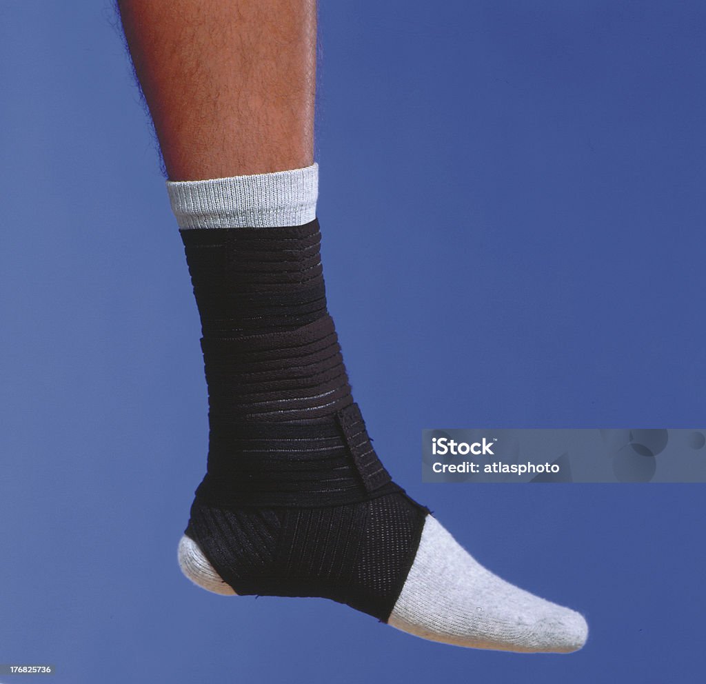 Ligadura envolto no tornozelo - Foto de stock de Meia royalty-free
