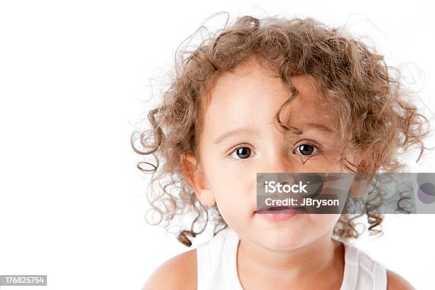 Sorridente Menina Criança Pequena De Raça Mista - Fotografias de stock e mais imagens de 2-3 Anos - 2-3 Anos, Criança pequena, Fundo Branco