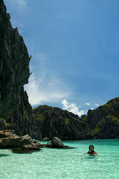 mulher nadando águas cristalinas de el nido - filipino ethnicity women philippines palawan - fotografias e filmes do acervo