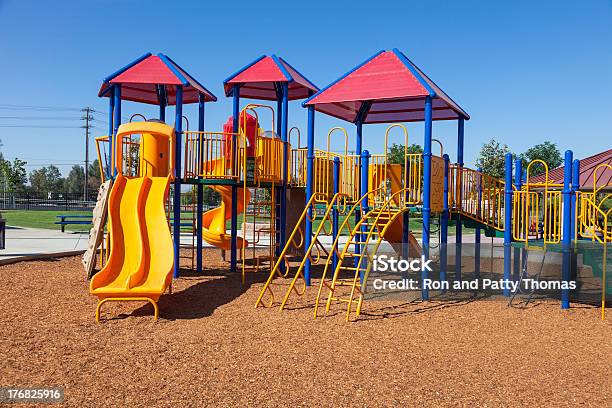 Colorato Parco Giochi - Fotografie stock e altre immagini di Cortile scolastico - Cortile scolastico, Parco giochi, Albero