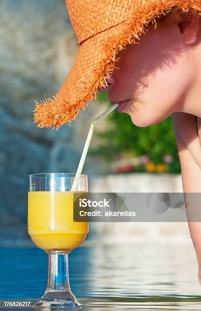 Attraktive Junge Frau Genießt Einen Coolen Drink Am Pool Stockfoto und mehr Bilder von 35-39 Jahre
