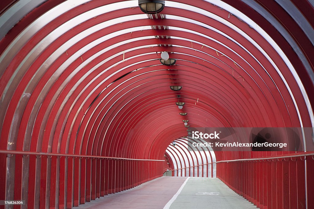 Красный тоннель дорожка - Стоковые фото Большой город роялти-фри