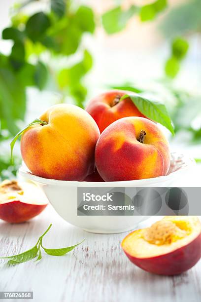 바구니 신선한 Peaches 테이블 0명에 대한 스톡 사진 및 기타 이미지 - 0명, 건강한 식생활, 계절