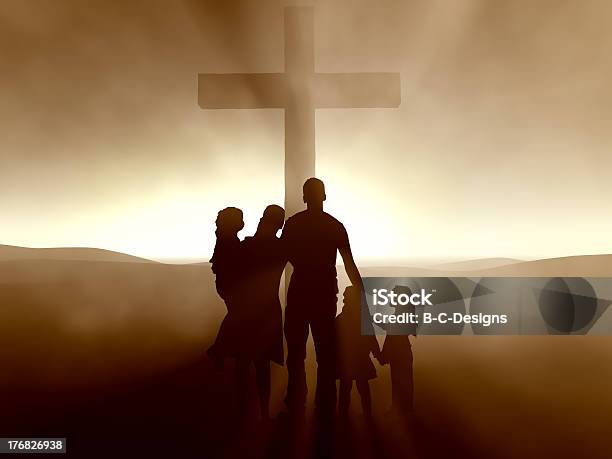 Familie Von Fünf Im Hintergrund Sehen Cross Stockfoto und mehr Bilder von Familie - Familie, Beten, Jesus Christus