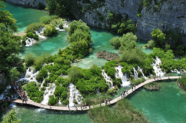 национальный парк плитвицкие озёра хорватии - plitvice lakes national park water lake national park стоковые фото и изображения