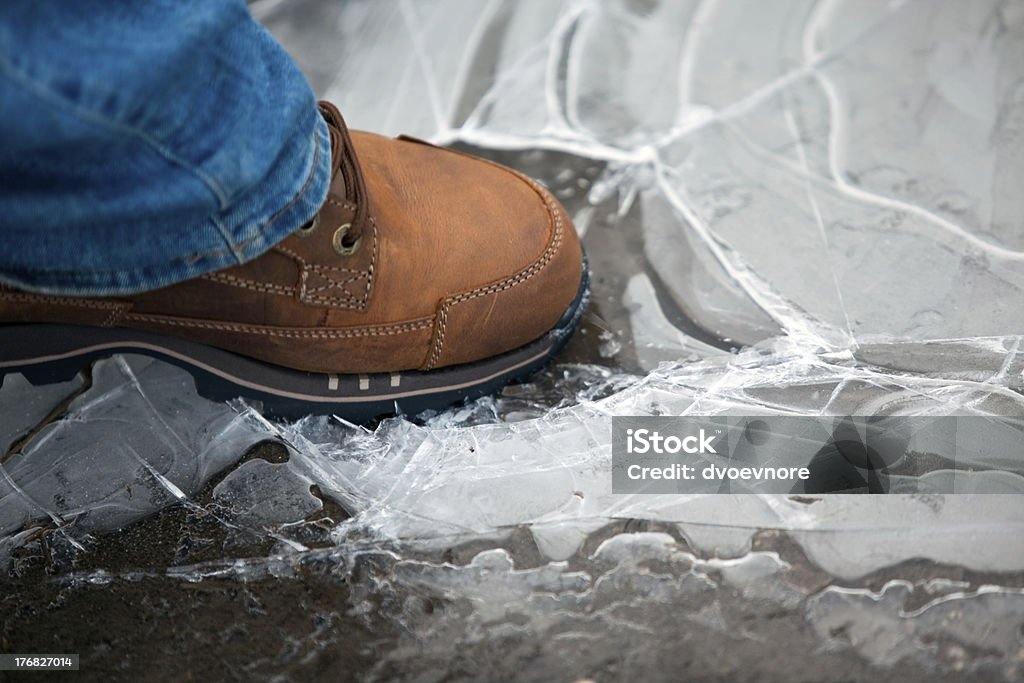 Hommes jambe fine de la chaussure légendaire glace - Photo de Glace libre de droits