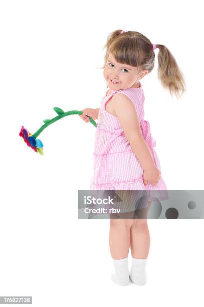 Foto de Pequena Garota Sorridente Com Flores De Brinquedo e mais fotos de stock de Alegria - Alegria, Bebê, Beleza