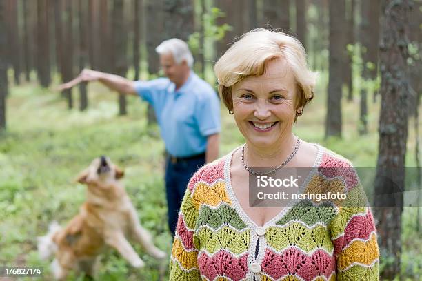 Senior Frau Und Mann Mit Einem Hund Spaß Haben Stockfoto und mehr Bilder von Sommer - Sommer, 60-69 Jahre, 70-79 Jahre
