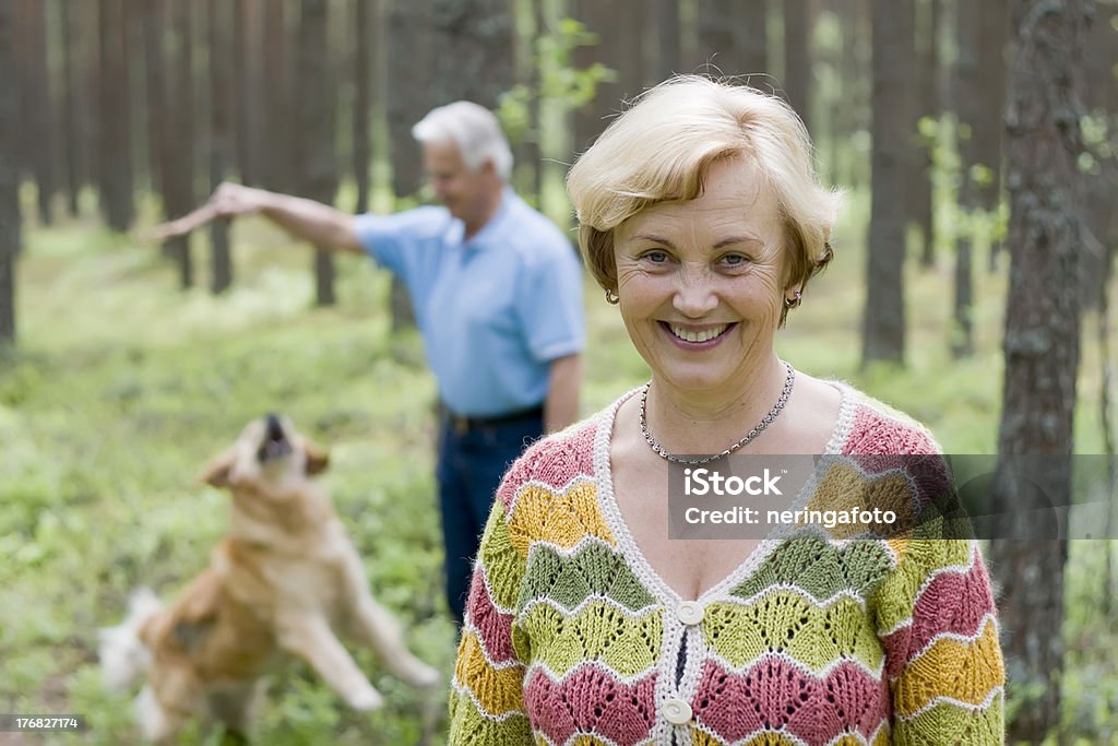 Mulher idosa e homem Divirta-se com um cão - Royalty-free Verão Foto de stock