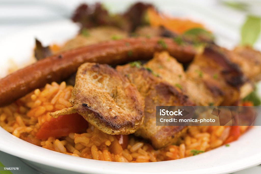 Grelhados no espeto, mix de carne, carne suína e carne de cordeiro, com salada de legumes - Foto de stock de Almoço royalty-free