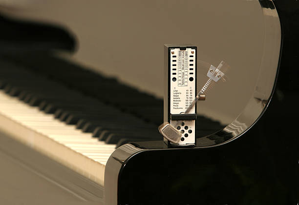Metronomo su un pianoforte - foto stock