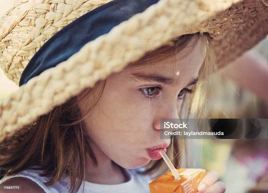 Bambino con Scatola di succo di frutta - Foto stock royalty-free di Scatola di succo di frutta