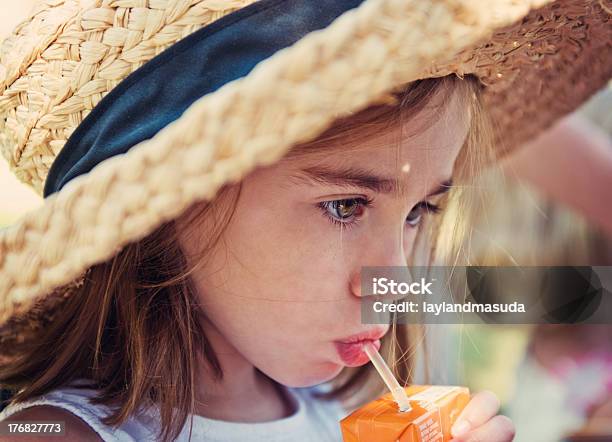 Bambino Con Scatola Di Succo Di Frutta - Fotografie stock e altre immagini di Scatola di succo di frutta - Scatola di succo di frutta, Bambino, Bere