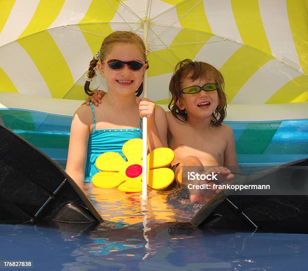 Pool Stockfoto und mehr Bilder von Blau - Blau, Blondes Haar, Familie mit zwei Kindern