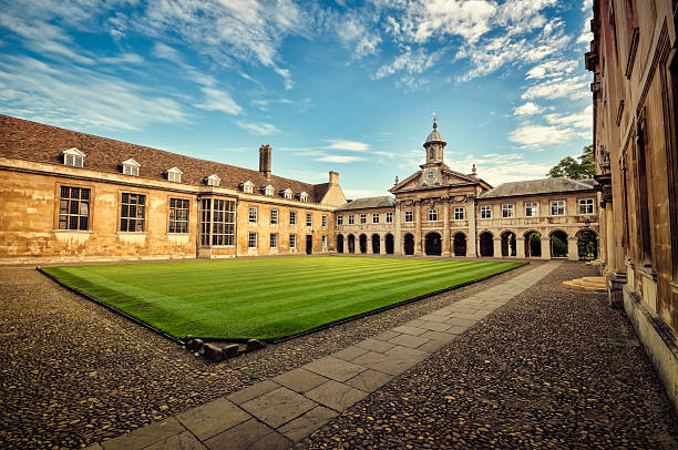 colegio emmanuel - university courtyard uk cambridge fotografías e imágenes de stock