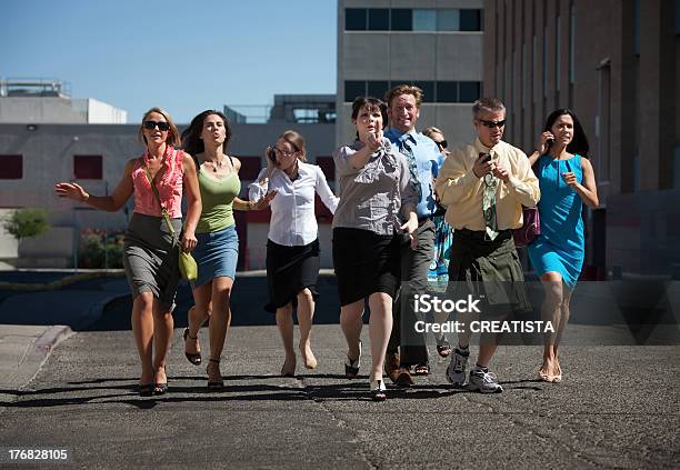 Photo libre de droit de Jeunes Travailleurs Daffaires Épuisé Street banque d'images et plus d'images libres de droit de Courir - Courir, Affluence, Femmes