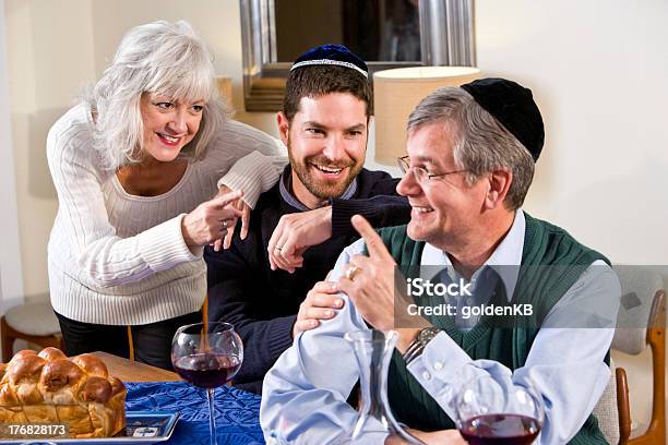 Середине Возраст Еврейский Человек Дома С Пожилые Родители — стоковые фотографии и другие картинки Иудаизм
