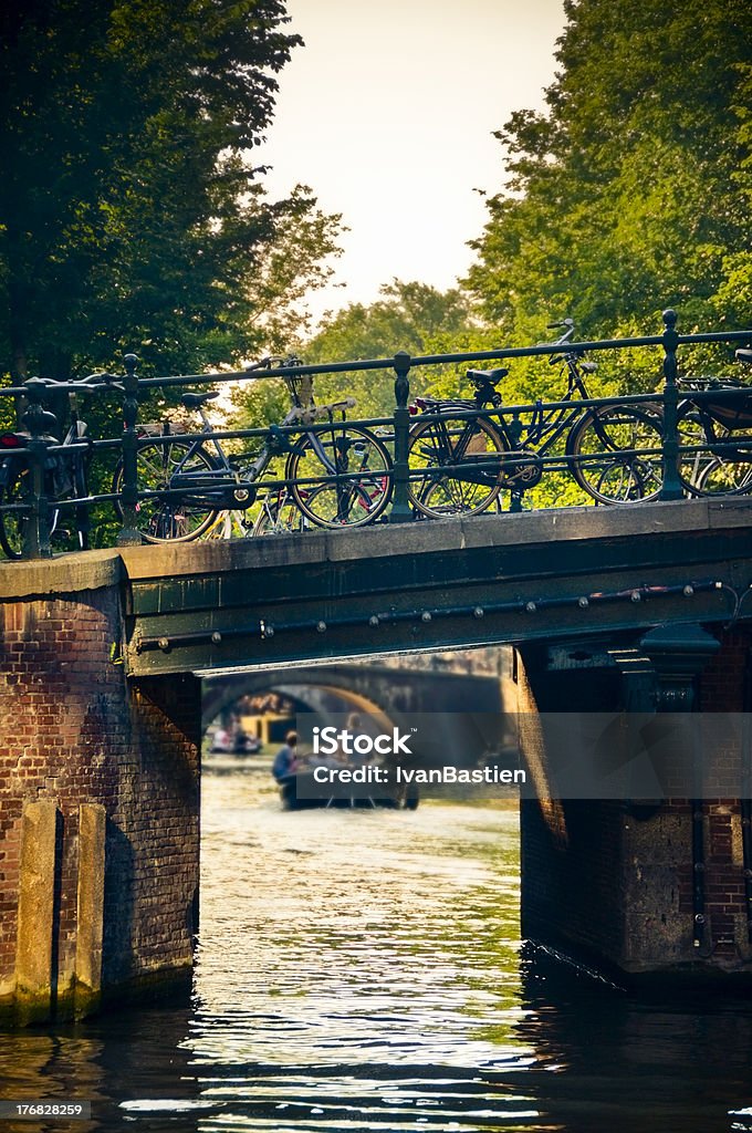 Pequena ponte em Amsterdã com bicicletas ergométricas - Foto de stock de Amsterdã royalty-free