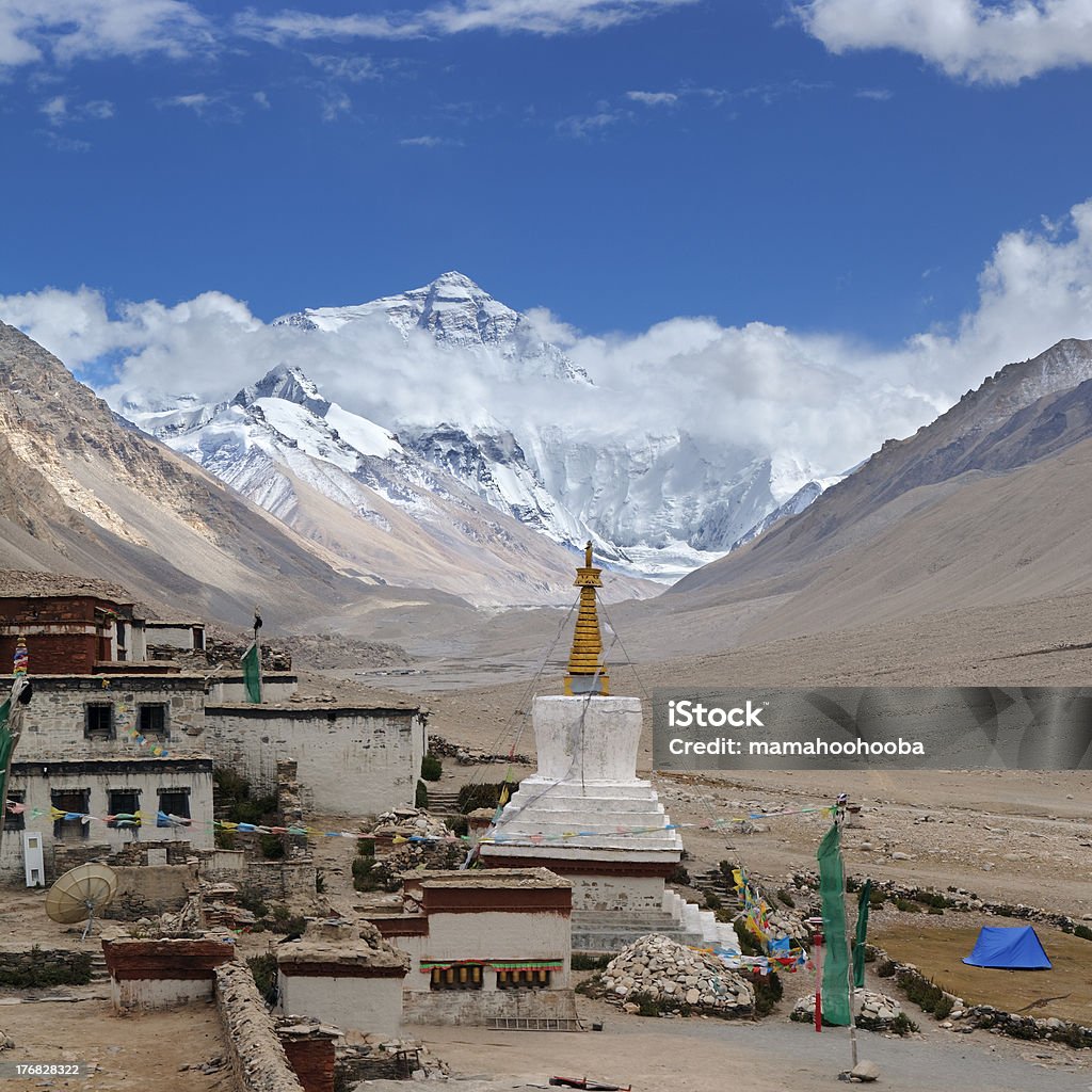 tibet: Monastero di rongbuk ai piedi del monte everest - Foto stock royalty-free di Monastero