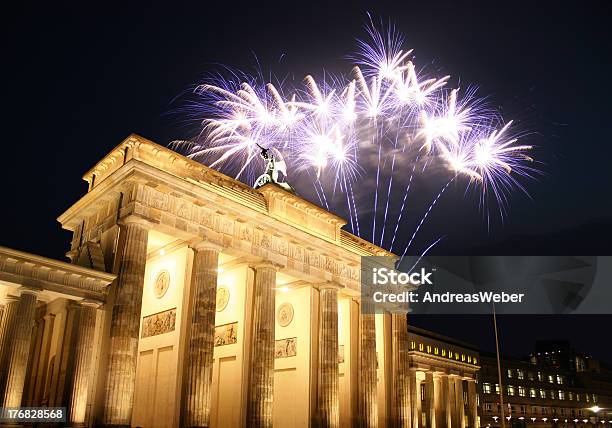 Fogo De Artifício No Portão De Brandemburgo Em Berlim - Fotografias de stock e mais imagens de Espetáculo de Fogo de Artifício