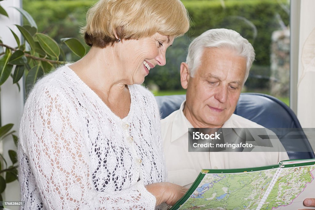 Idosos planejando uma viagem feliz - Foto de stock de 60 Anos royalty-free