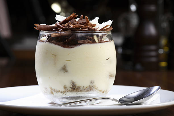 десерт в стеклянной чаши - food still life sweet food pudding стоковые фото и изображения