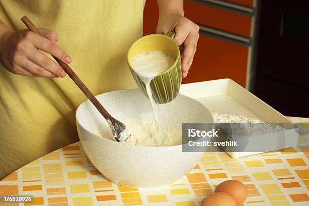 Foto de Mulher Preparando Massa e mais fotos de stock de Adulto - Adulto, Bebida, Caneca