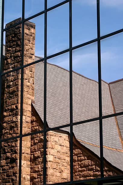 igreja reflexo em uma janela de vidro - reflection glass surrounding wall urban scene - fotografias e filmes do acervo