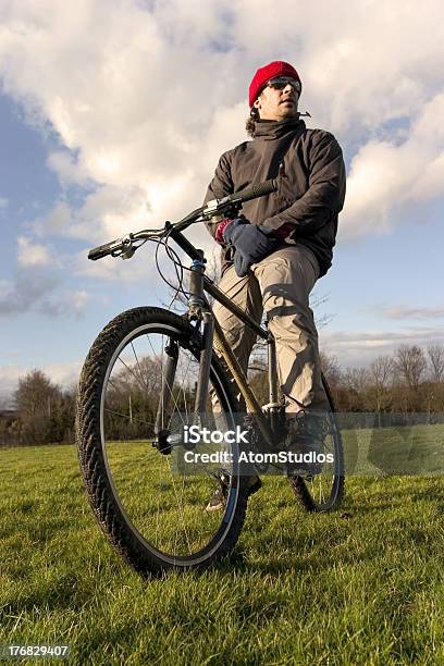 Ciclista Atrest - Fotografie stock e altre immagini di Adulto - Adulto, Ambientazione esterna, Arto - Parte del corpo