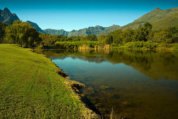 Glatte lake zur mountain range – Foto