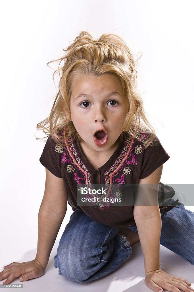 Adorabile bambina sorpreso con un look sul suo volto - Foto stock royalty-free di Abbigliamento casual