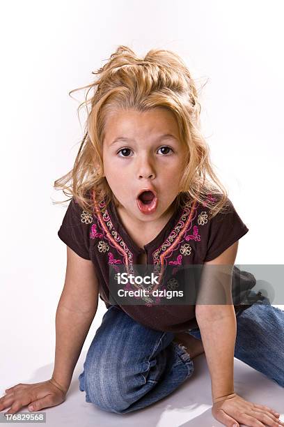 Adorabile Bambina Sorpreso Con Un Look Sul Suo Volto - Fotografie stock e altre immagini di Abbigliamento casual