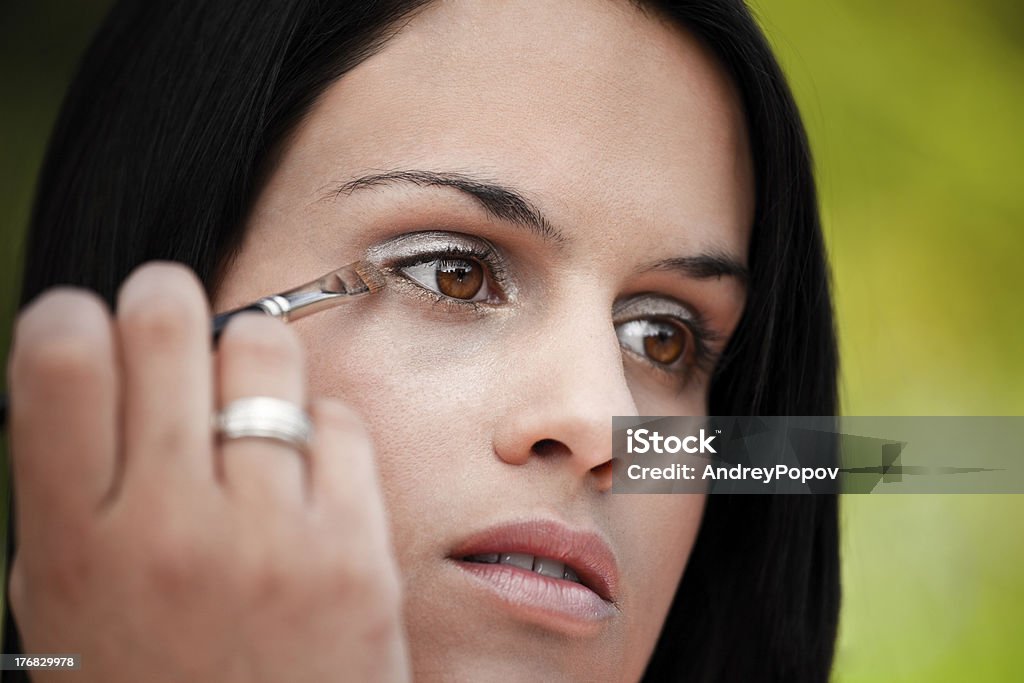 Linda mulher olho aplicando Sombra - Royalty-free 20-29 Anos Foto de stock