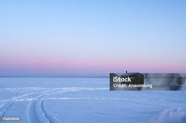 Photo libre de droit de Lone Sur Fushing Hut banque d'images et plus d'images libres de droit de Glace - Glace, Attraper, Baie - Eau