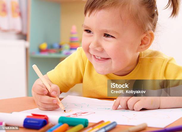 Little Girl Draw With Felttip Pen Stock Photo - Download Image Now - 2-3 Years, Cheerful, Child