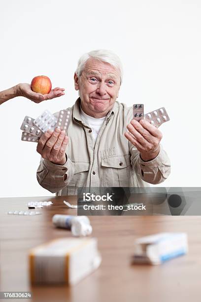 Gesunde Senior Mit Tabletten Stockfoto und mehr Bilder von Sicherheitsmaßnahme - Sicherheitsmaßnahme, 70-79 Jahre, Aktiver Senior
