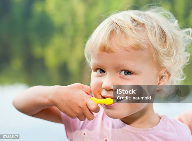 Blonde Girl Szczotkowanie Zębów - zdjęcia stockowe i więcej obrazów 2-3 lata - 2-3 lata, Blond włosy, Dzieciństwo