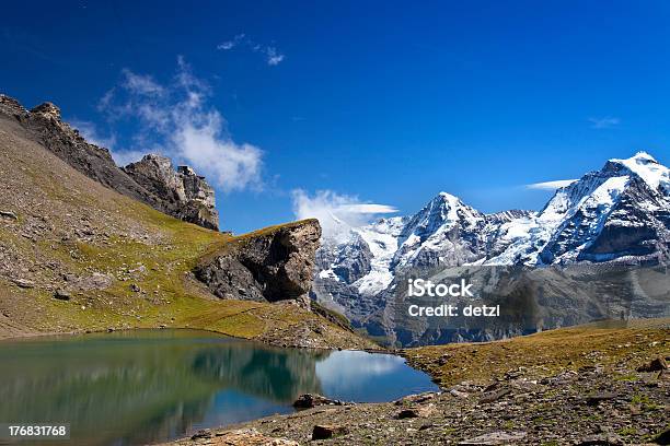 Foto de Lago Nas Montanhas Com Reflexion e mais fotos de stock de Acaso - Acaso, Alpes europeus, Alpes suíços