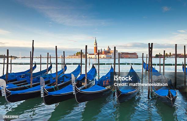 San Giorgio Veneza E Gondolas - Fotografias de stock e mais imagens de Ao Ar Livre - Ao Ar Livre, Arquitetura, Azul