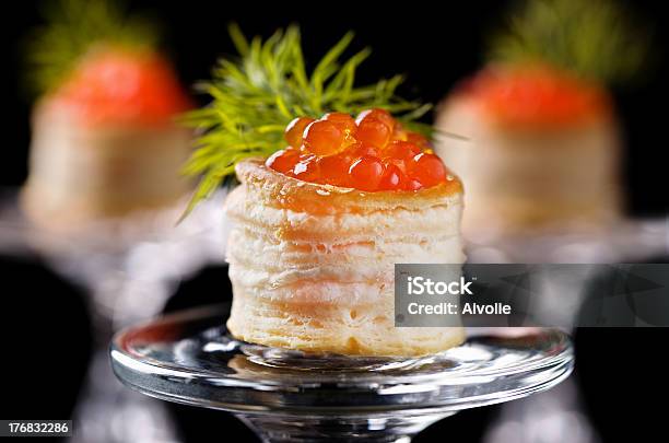 Törtchen Mit Roten Kaviar Auf Schwarzem Hintergrund Stockfoto und mehr Bilder von Brotsorte