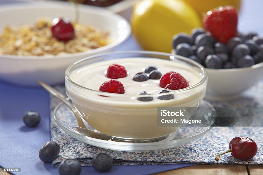 Joghurt mit frischen Beeren - Lizenzfrei Abnehmen Stock-Foto