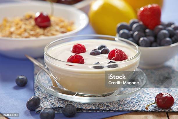 Yogur Con Bayas Frescas Foto de stock y más banco de imágenes de Alimento - Alimento, Amarillo - Color, Arándano