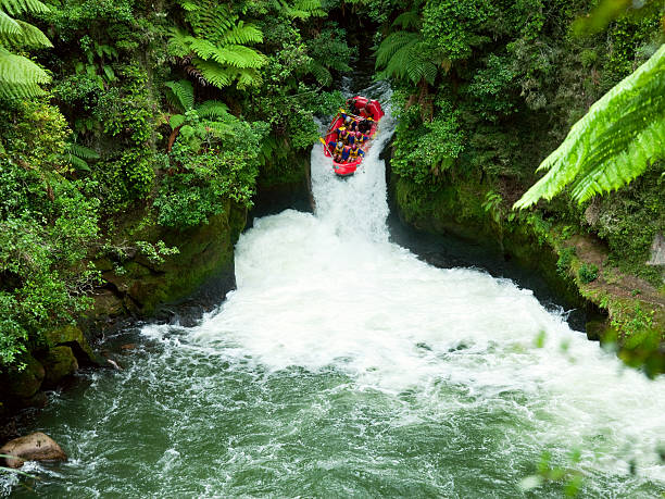 rafting em rápidos - white water rafting rafting rapid river imagens e fotografias de stock