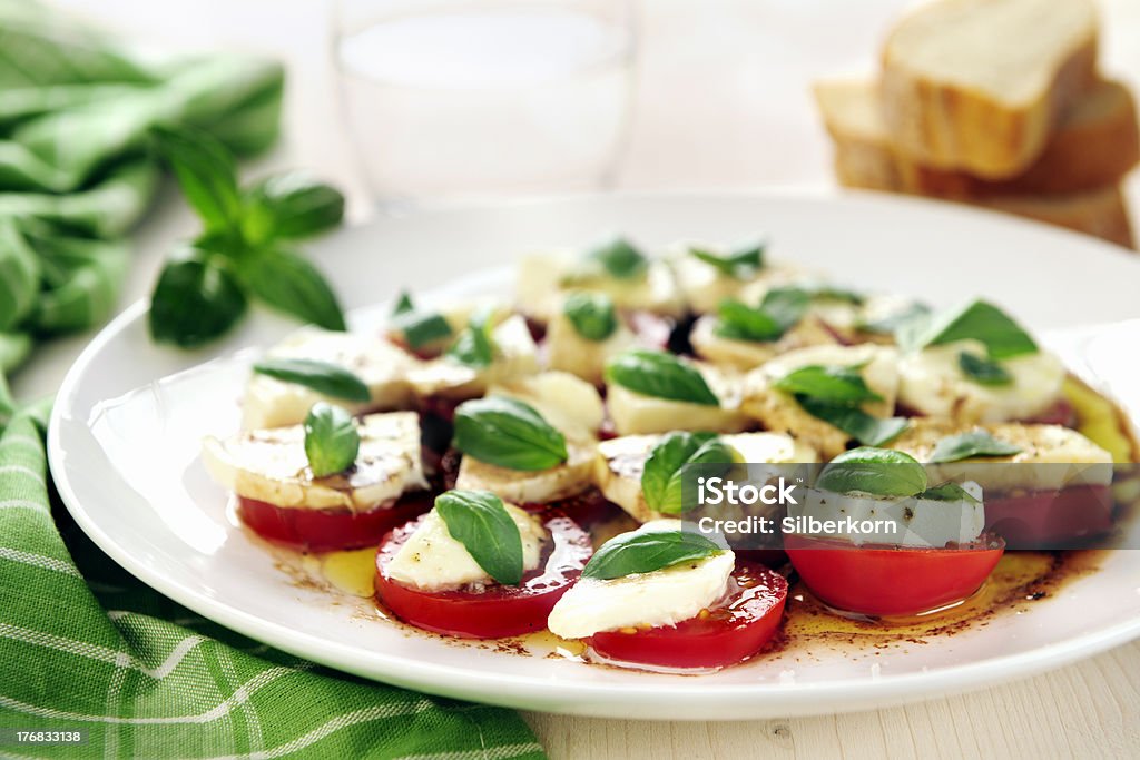 Sałatka caprese z pyszne świeże pomidory mozzarella i bas - Zbiór zdjęć royalty-free (Bazylia)