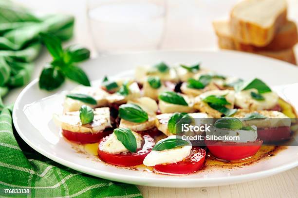 Sałatka Caprese Z Pyszne Świeże Pomidory Mozzarella I Bas - zdjęcia stockowe i więcej obrazów Bazylia